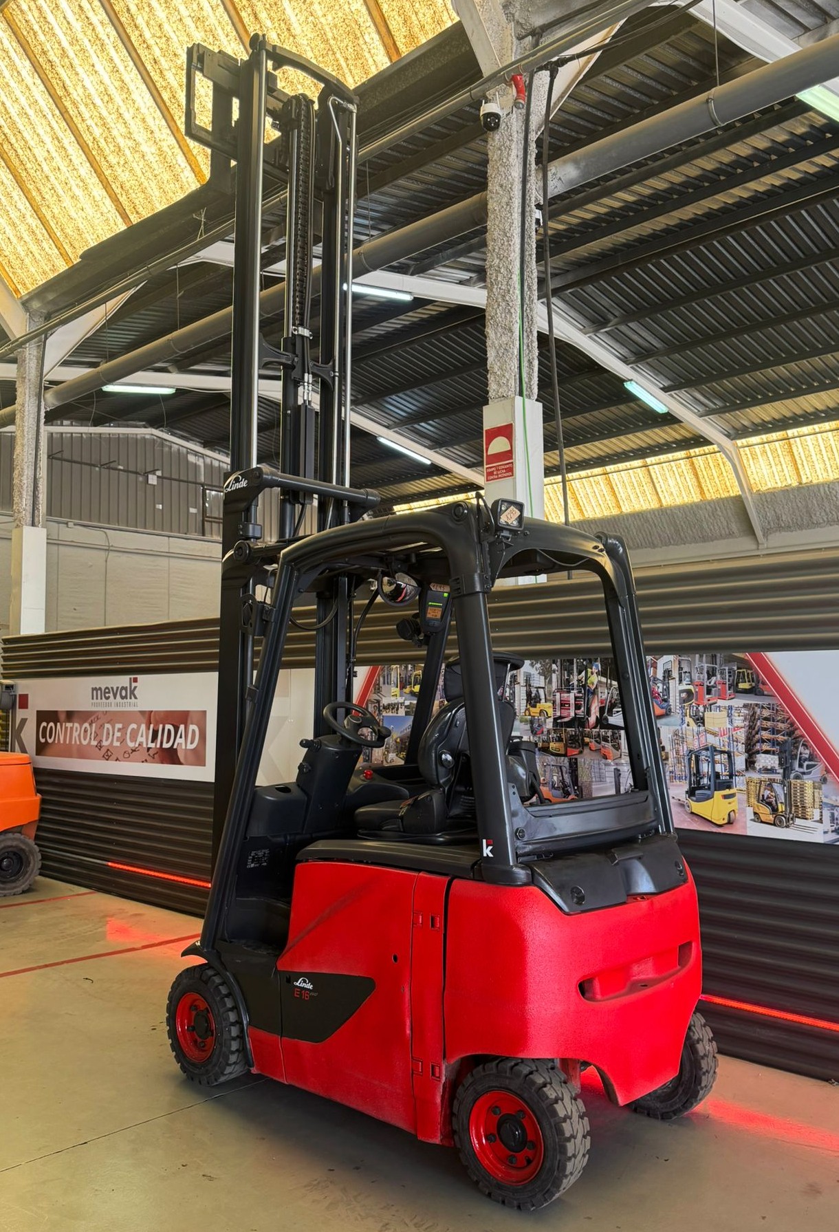 CARRETILLA ELEVADORA USADA LINDE BATERIA NUEVA - Imagen 5