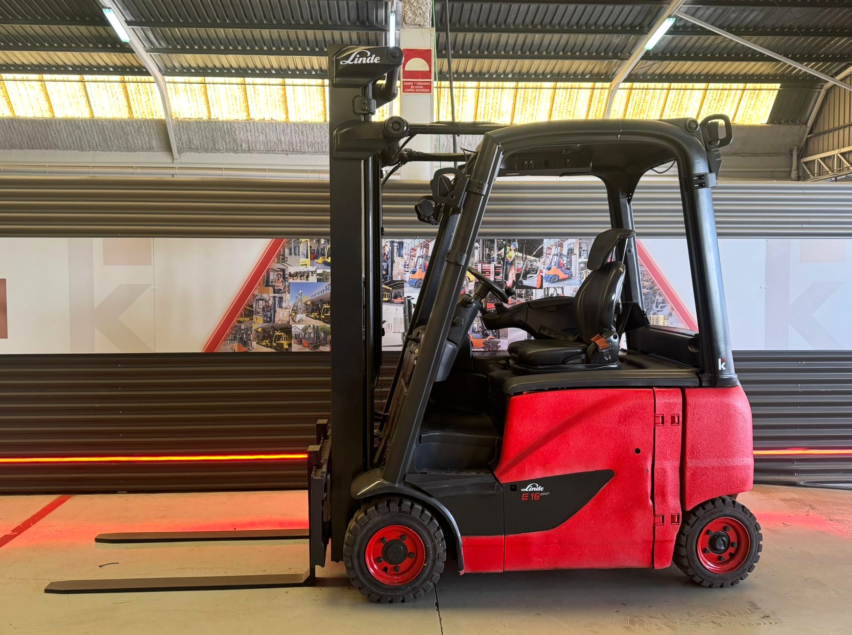 CARRETILLA ELEVADORA USADA LINDE BATERIA NUEVA - Imagen 3