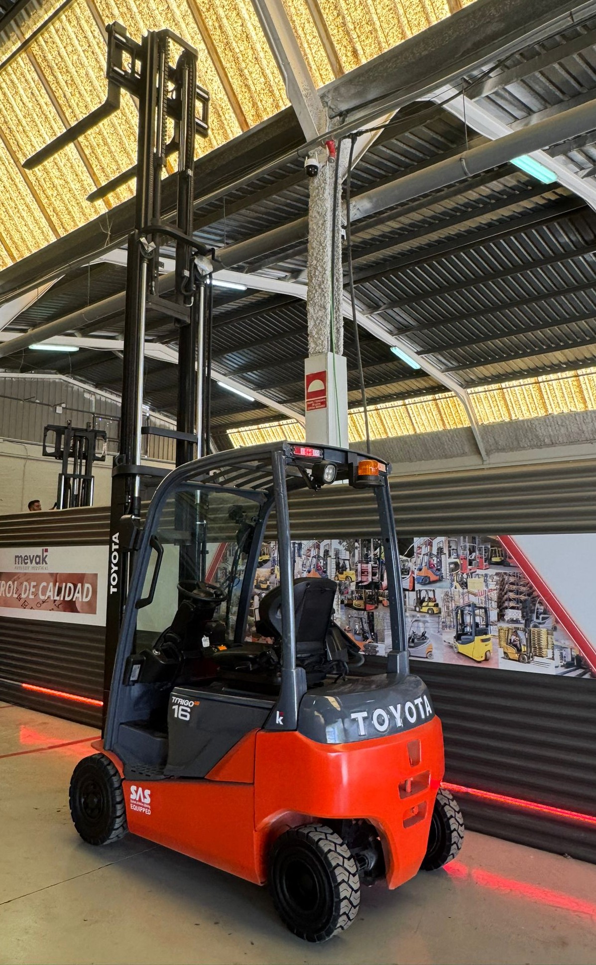 CARRETILLA ELEVADORA SEMINUEVA TOYOTA BATERIA NUEVA - Imagen 5