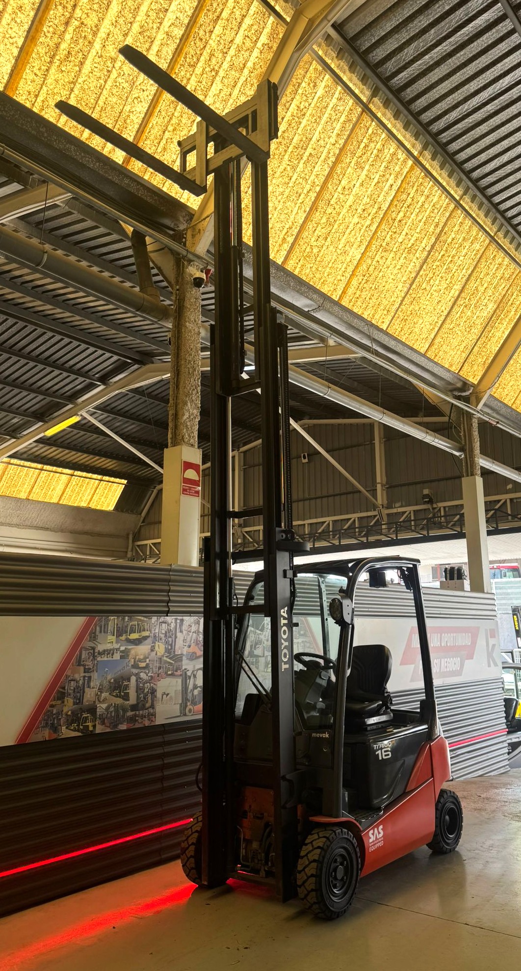 CARRETILLA ELEVADORA SEMINUEVA TOYOTA BATERIA NUEVA - Imagen 6