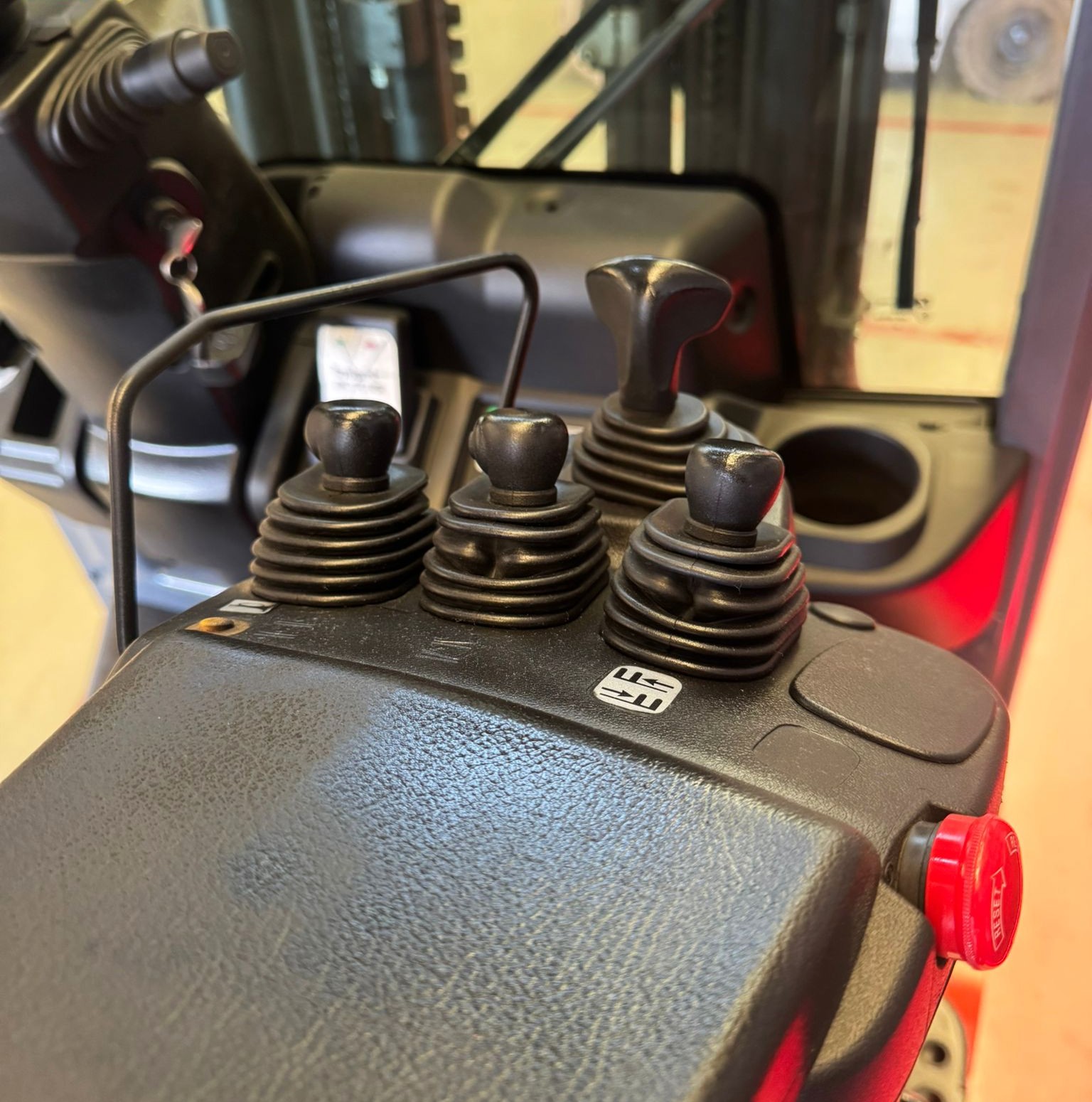 CARRETILLA ELEVADORA SEMINUEVA TOYOTA BATERIA NUEVA - Imagen 8