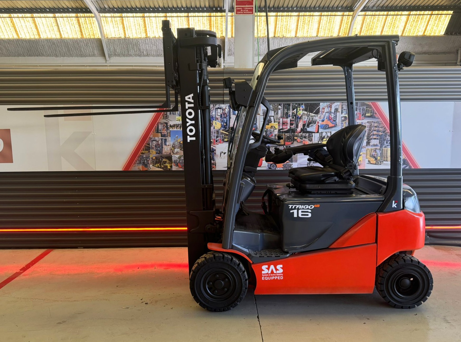 CARRETILLA ELEVADORA SEMINUEVA TOYOTA BATERIA NUEVA - Imagen 2