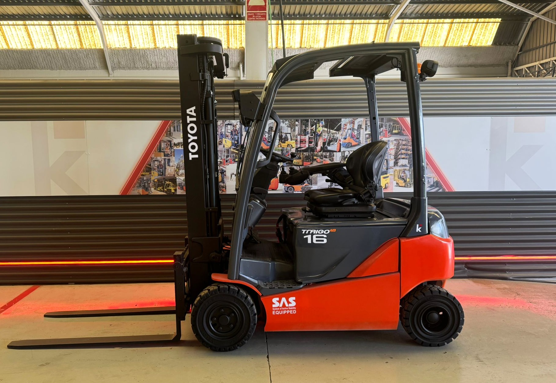 CARRETILLA ELEVADORA SEMINUEVA TOYOTA BATERIA NUEVA - Imagen 3