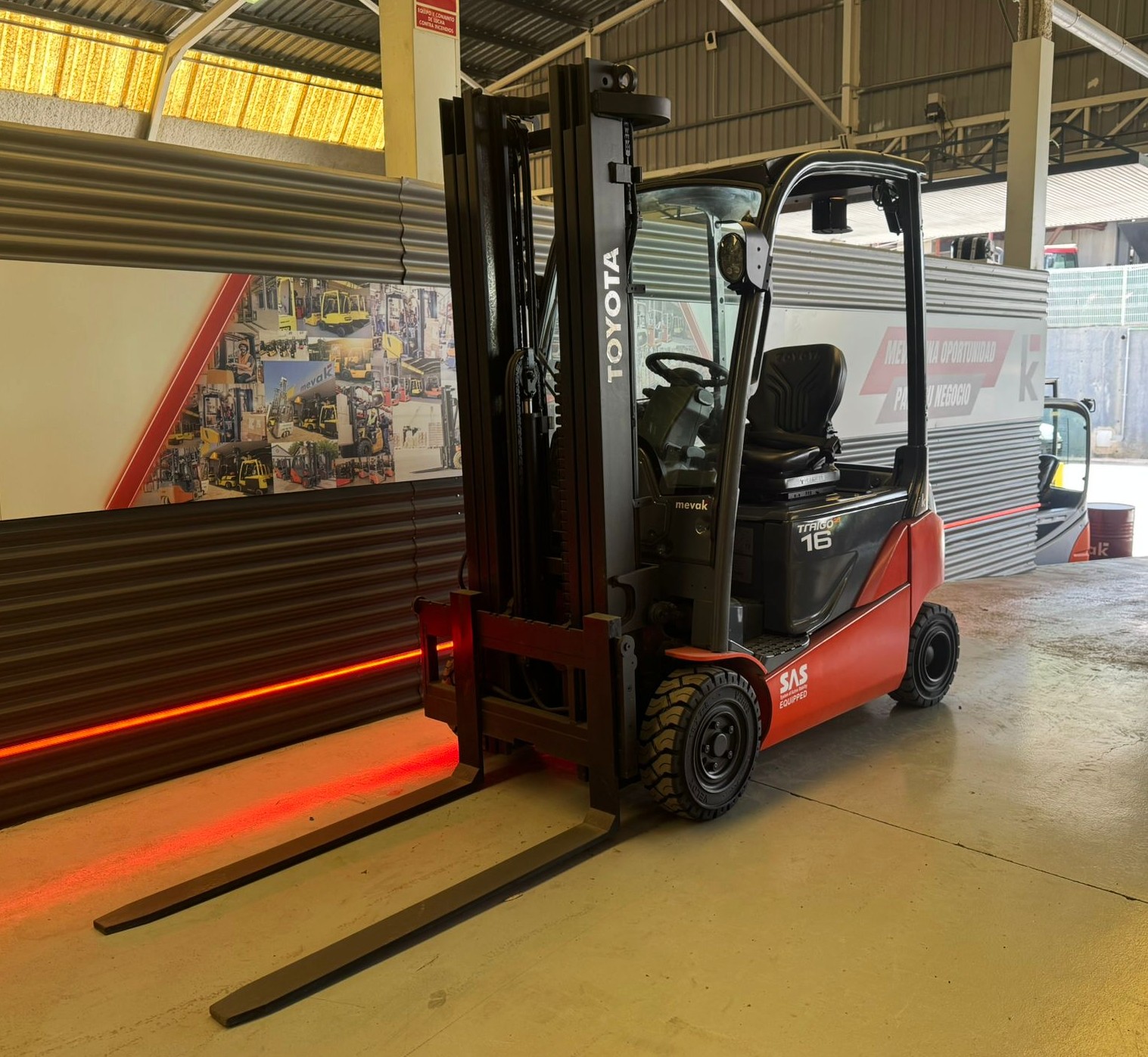 CARRETILLA ELEVADORA SEMINUEVA TOYOTA BATERIA NUEVA - Imagen 4