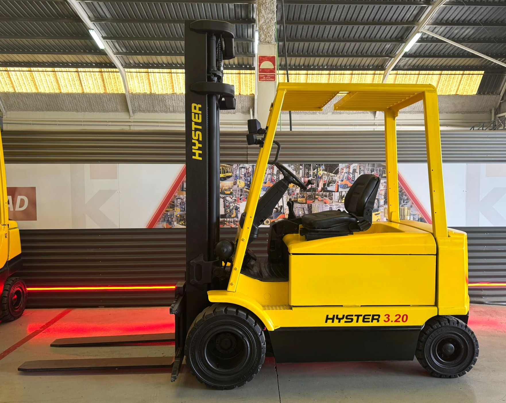 CARRETILLA ELEVADORA HYSTER OPORTUNIDAD BATERIA NUEVA - Imagen 3