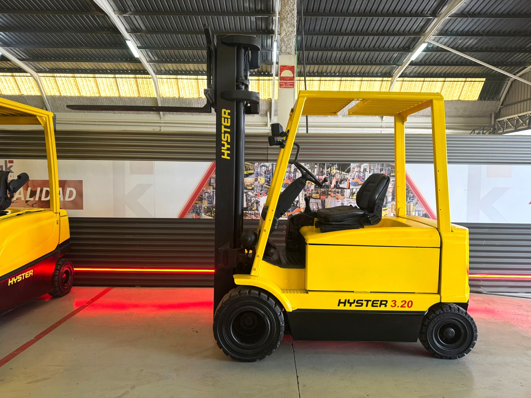 CARRETILLA ELEVADORA HYSTER OPORTUNIDAD BATERIA NUEVA - Imagen 4