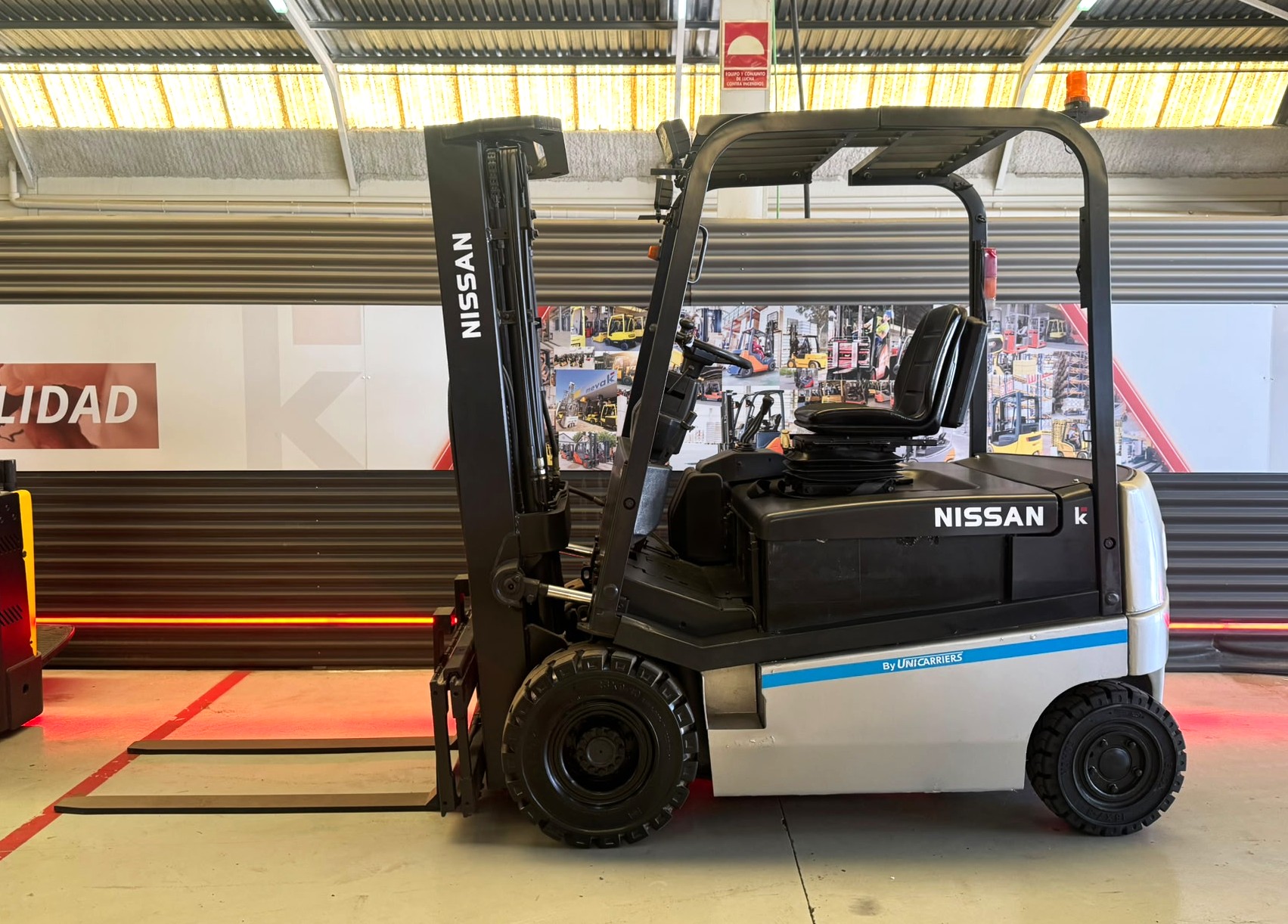 CARRETILLA ELEVADORA SEMINUEVA NISSAN BATERIA NUEVA - Imagen 2