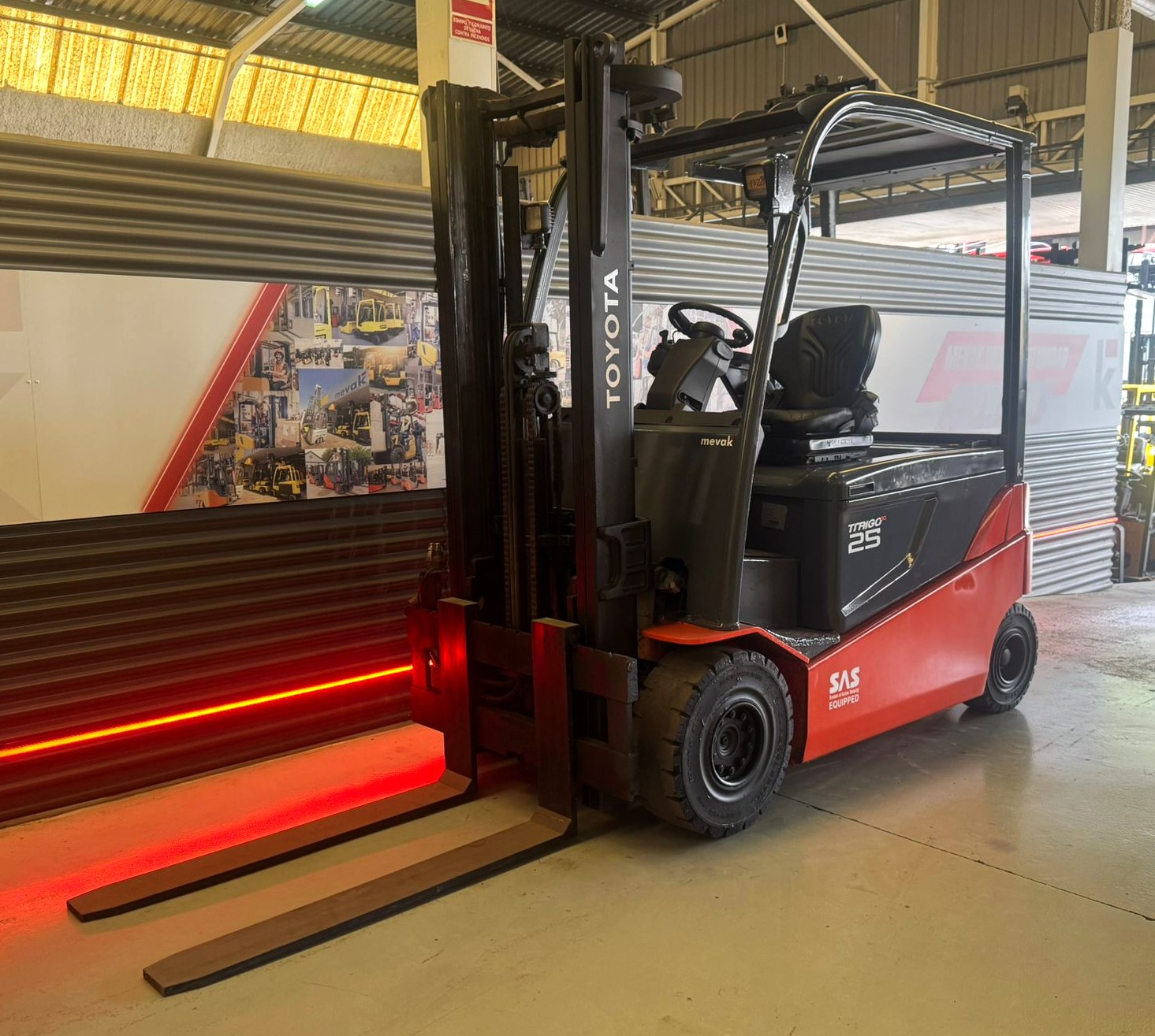 CARRETILLA ELEVADORA USADA TOYOTA BATERIA 80% VERIFICADA POR LEVATIO - Imagen 4