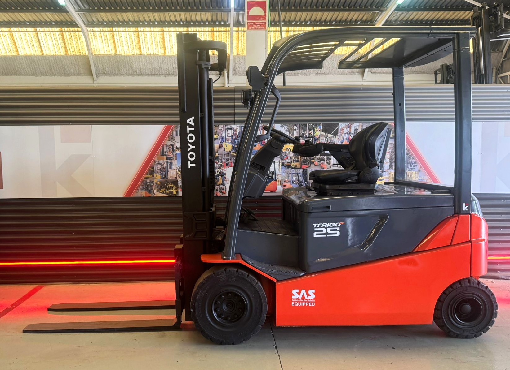 CARRETILLA ELEVADORA USADA TOYOTA BATERIA 80% VERIFICADA POR LEVATIO - Imagen 2