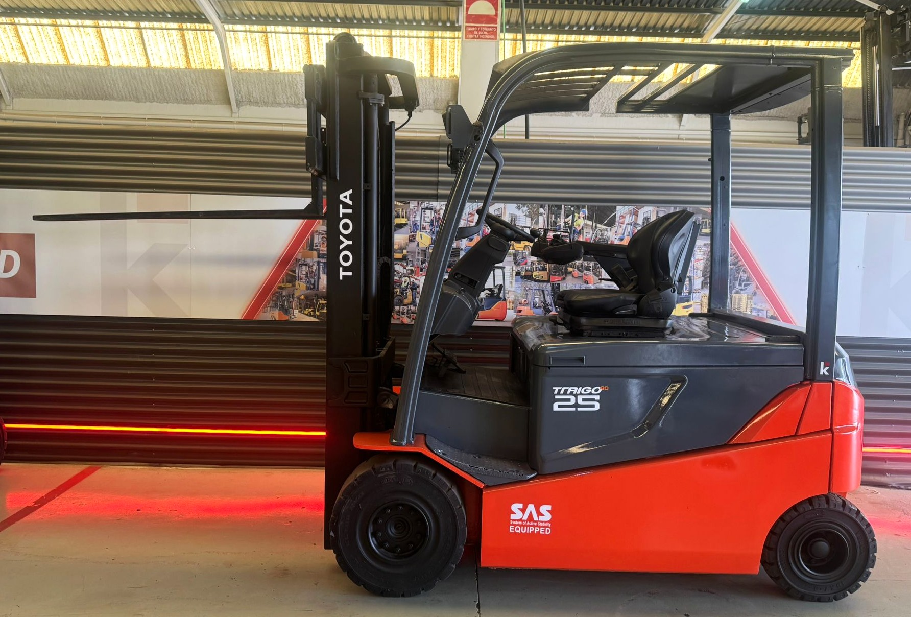 CARRETILLA ELEVADORA USADA TOYOTA BATERIA 80% VERIFICADA POR LEVATIO - Imagen 3
