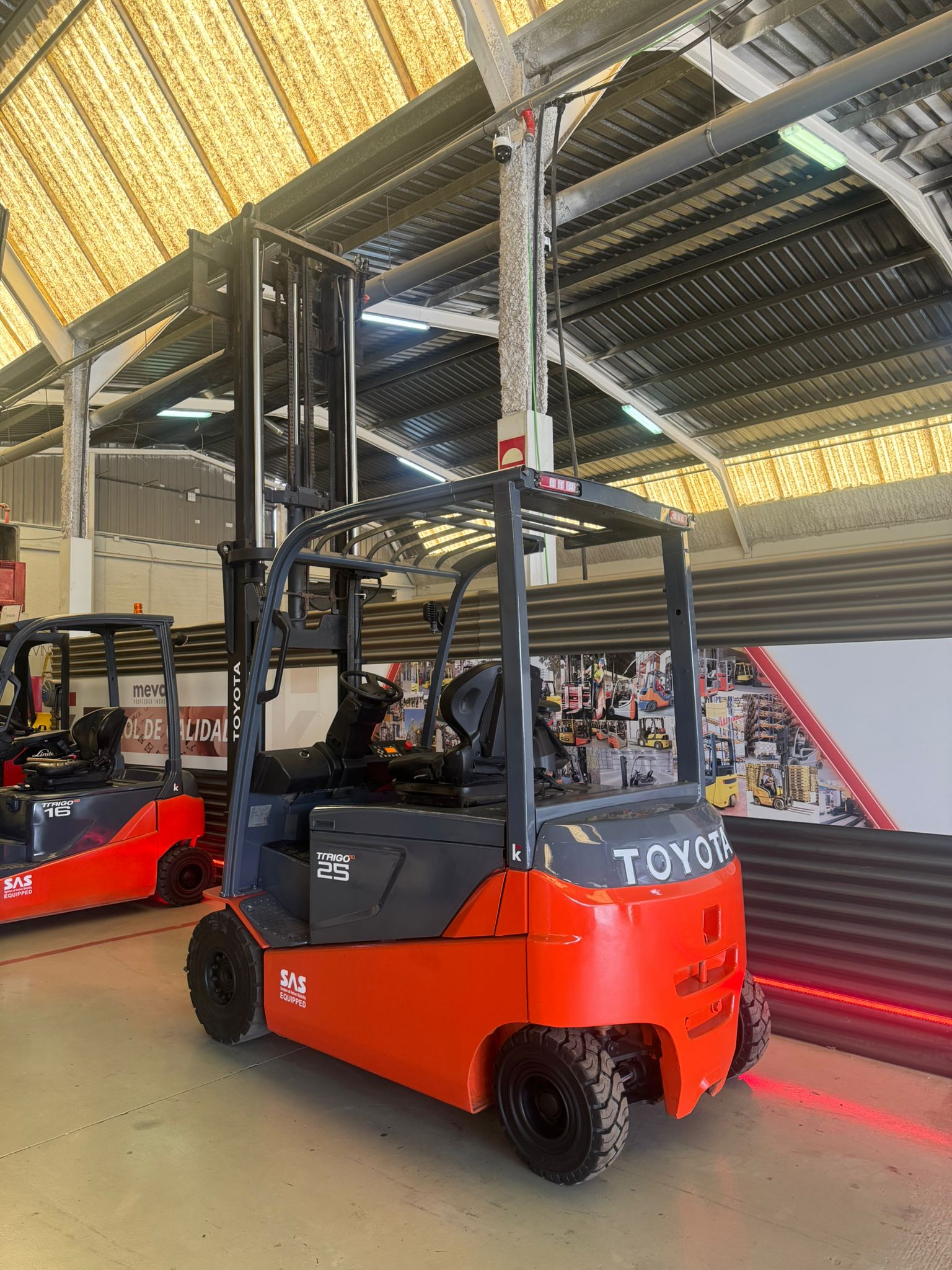 CARRETILLA ELEVADORA USADA TOYOTA BATERIA 80% VERIFICADA POR LEVATIO - Imagen 5