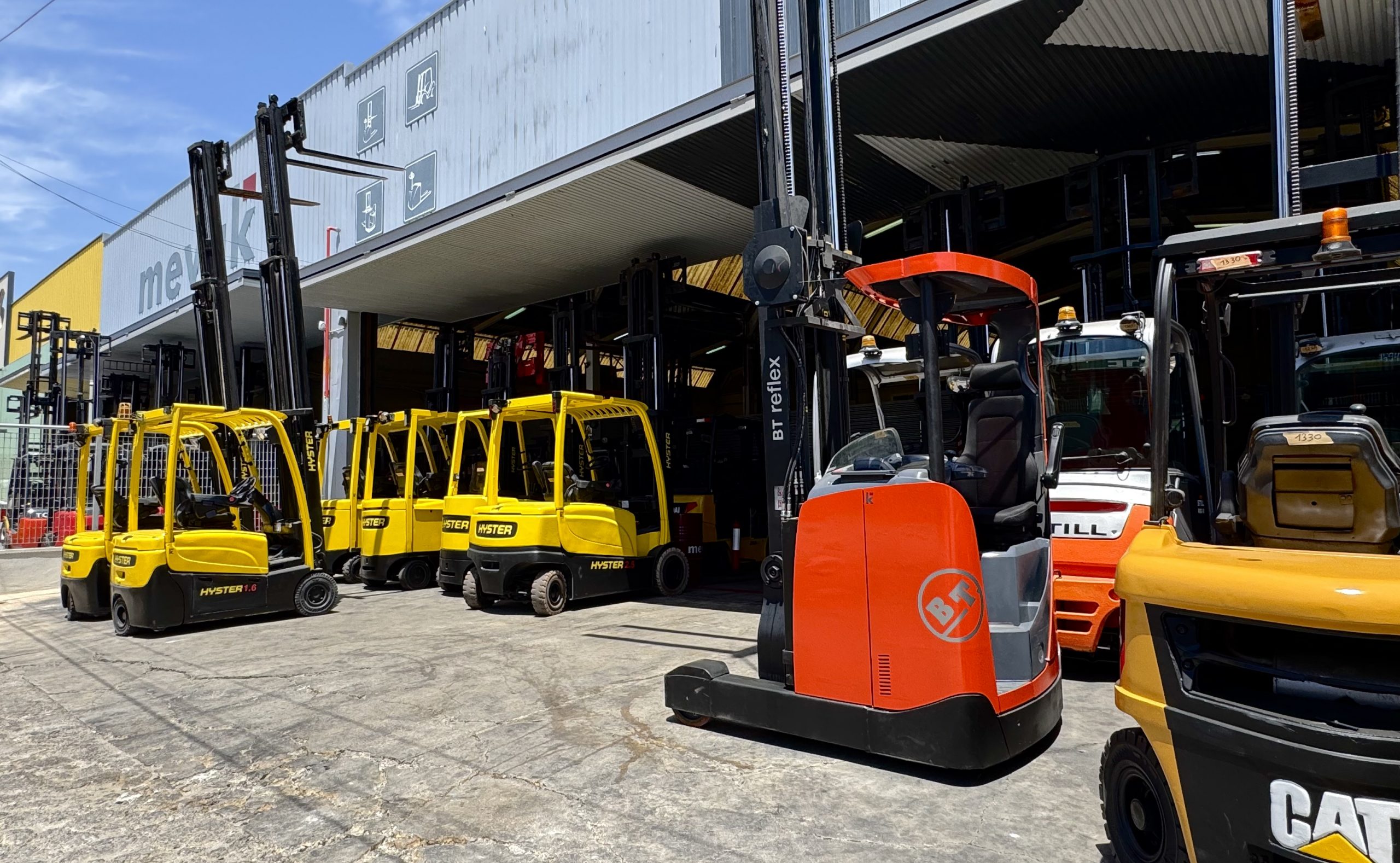 Carretilla elevadora eléctrica usada trabajando en un almacén industrial