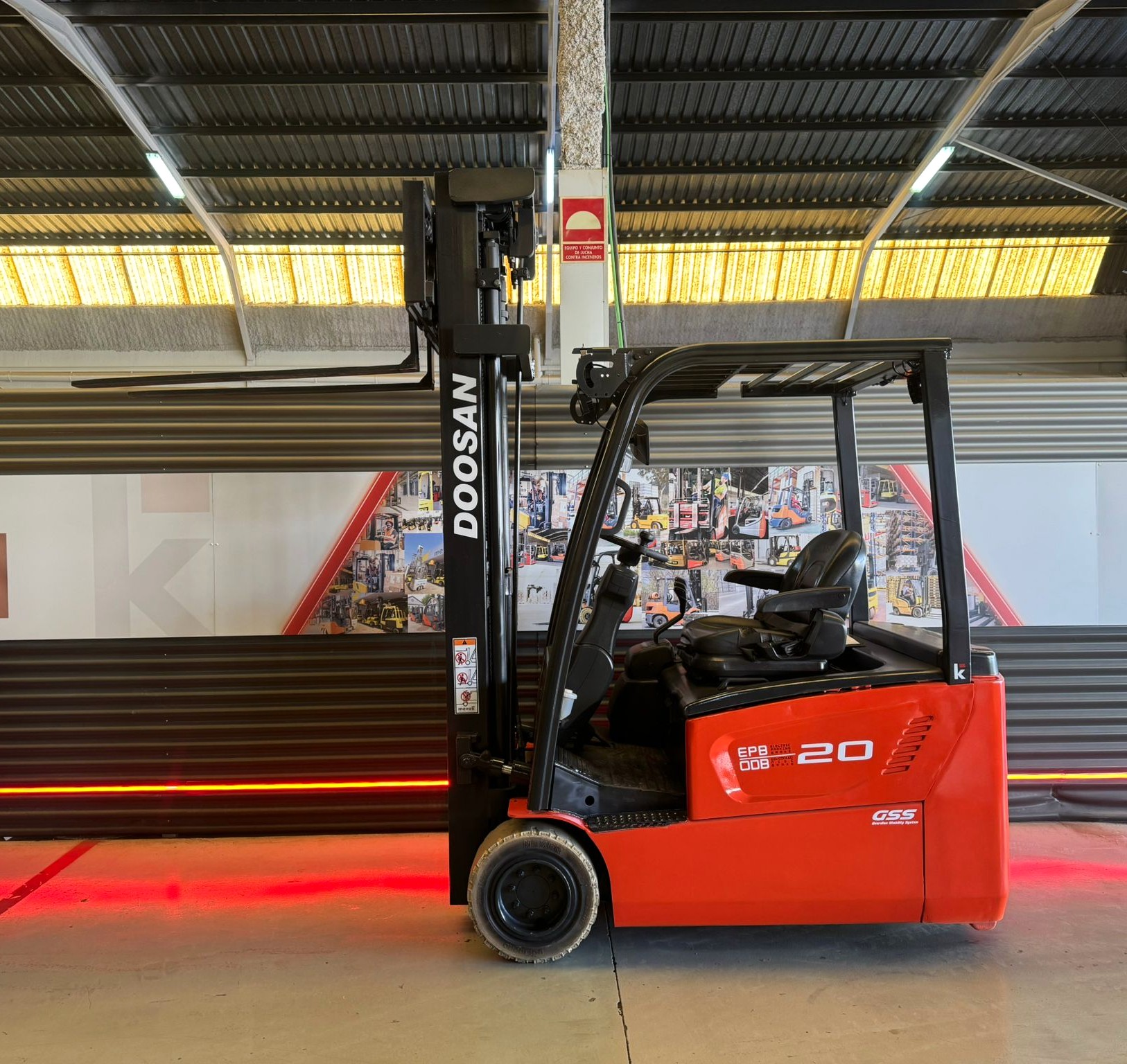 CARRETILLA ELEVADORA SEGUNDA MANO ELECTRICA DOOSAN - Imagen 4