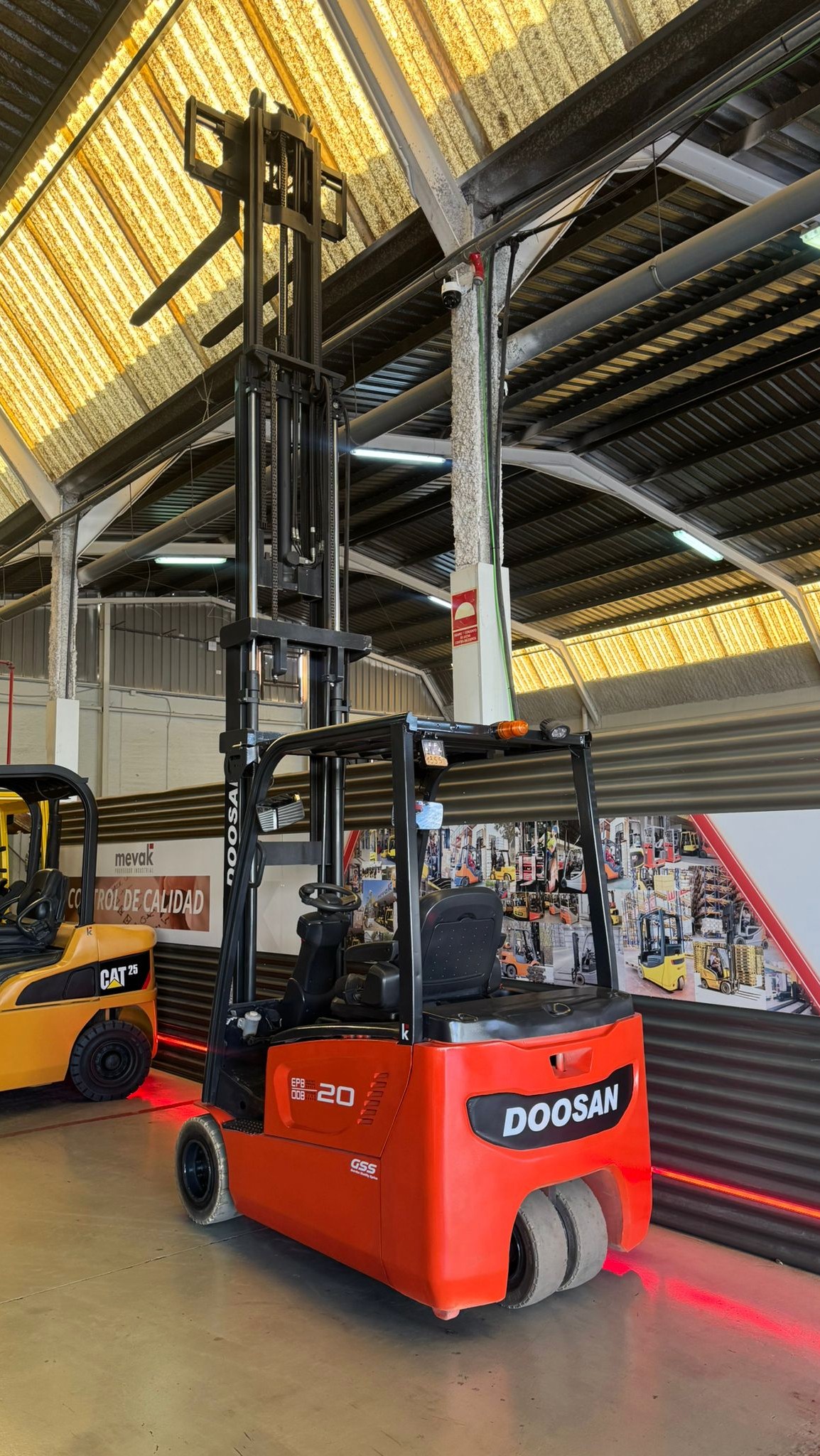 CARRETILLA ELEVADORA SEGUNDA MANO ELECTRICA DOOSAN - Imagen 6