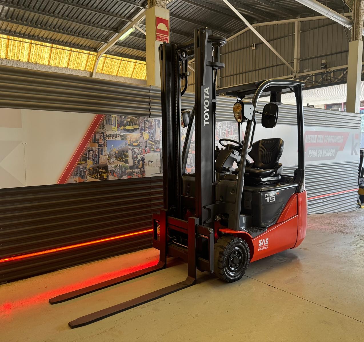 CARRETILLA ELEVADORA USADA TOYOTA BATERIA 85% VERIFICADA POR LEVATIO - Imagen 3