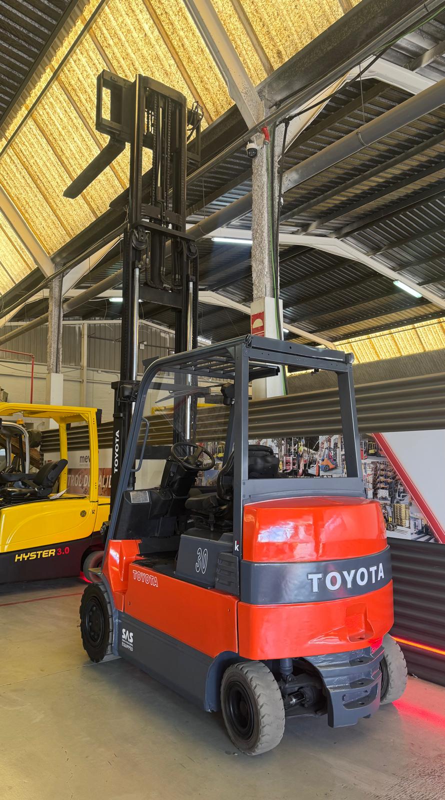 CARRETILLA ELEVADORA ELÉCTRICA TOYOTA SEGUNDA MANO BATERIA NUEVA - Imagen 6