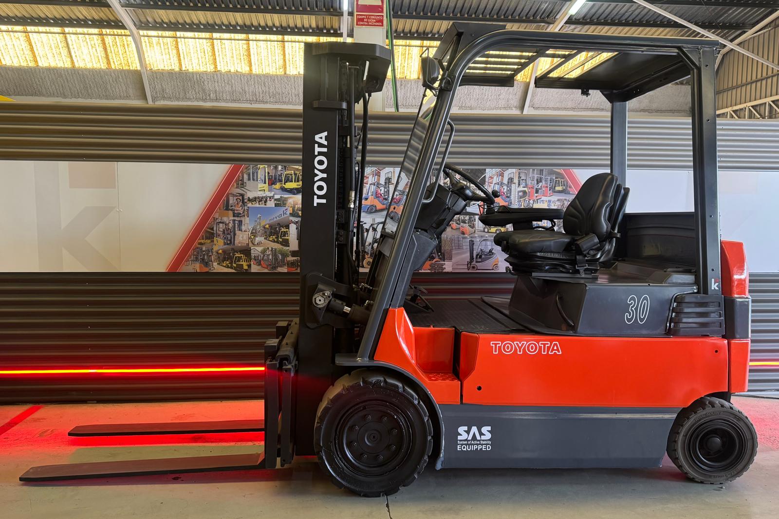 CARRETILLA ELEVADORA ELÉCTRICA TOYOTA SEGUNDA MANO BATERIA NUEVA - Imagen 3