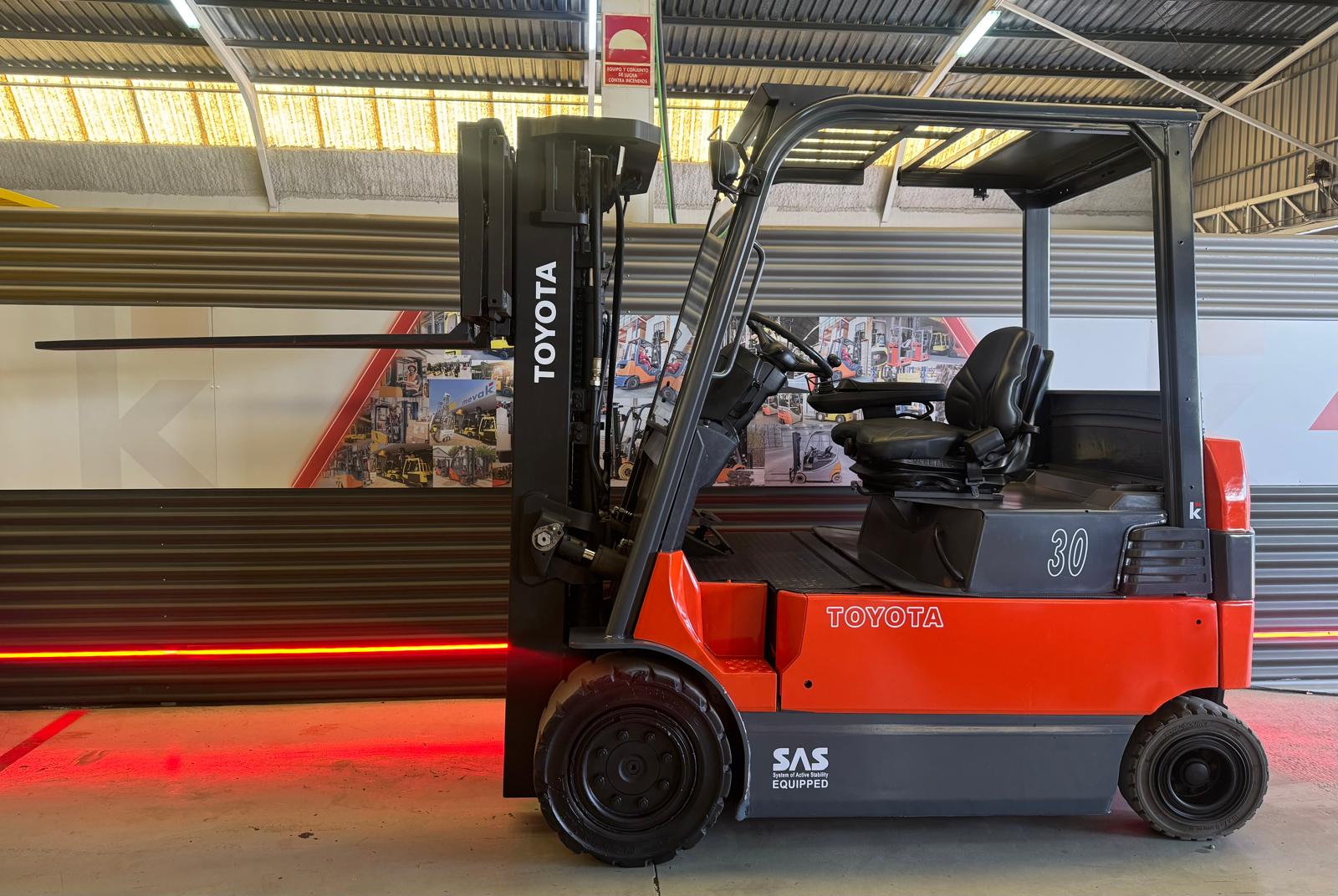 CARRETILLA ELEVADORA ELÉCTRICA TOYOTA SEGUNDA MANO BATERIA NUEVA - Imagen 4