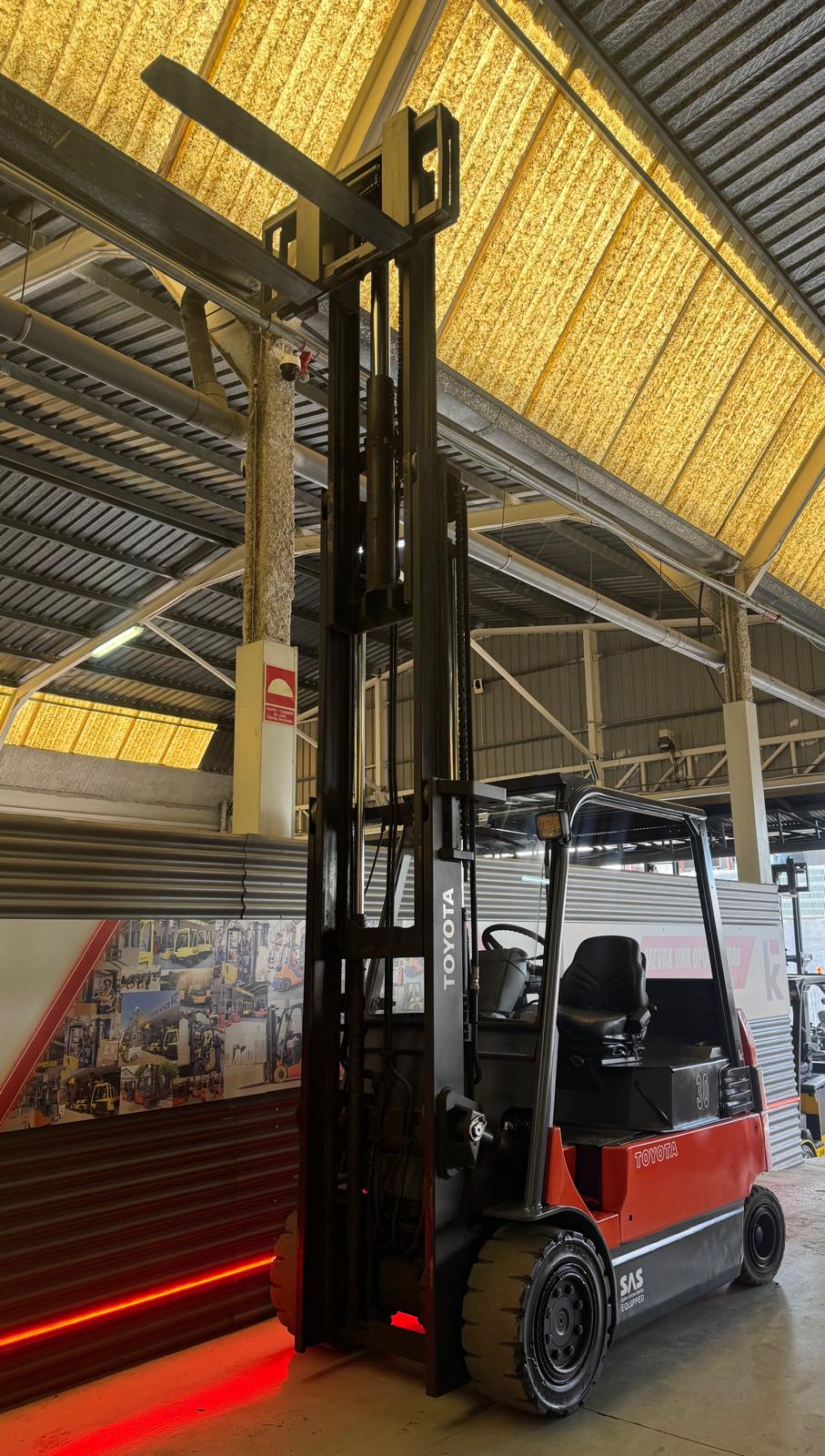 CARRETILLA ELEVADORA ELÉCTRICA TOYOTA SEGUNDA MANO BATERIA NUEVA - Imagen 5